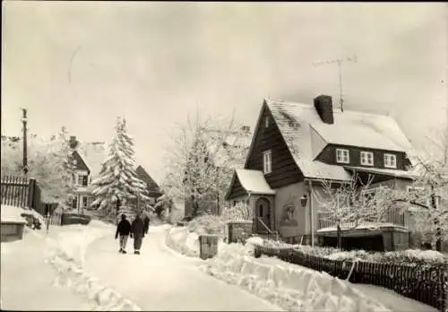 Ak Altenberg im Erzgebirge, Schneelandschaft, Winter, sanfte Hügel, Häuser, Spaziergänger