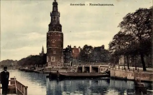 Ak Amsterdam Nordholland Niederlande, Montelbaanstoren, Kanal, alte Gebäude, Boote, Stadtansic...