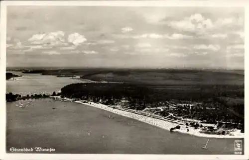 Ak Berlin Zehlendorf Wannsee, Strandbad Wannsee, Luftaufnahme, Boote, Strand, Bäume