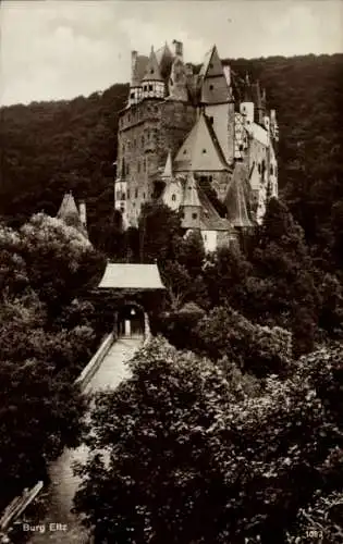 Ak Wierschem an der Mosel, Burg Eltz,  historische Burg, auf einem Hügel gelegen, umgeben von ...