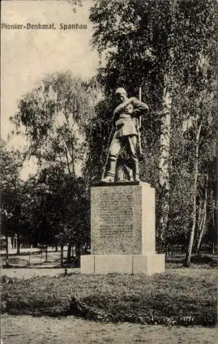 Ak Berlin Spandau, Pionier-Denkmal, Statue, Parklandschaft, Bäume