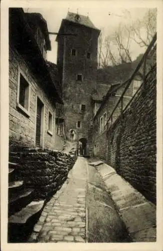 Ak Miltenberg am Main Unterfranken, Enggässchen, hoch aufragender Turm, alte Architektur, hist...