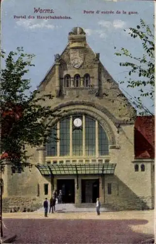 Ak Worms am Rhein, Hauptbahnhof, Portal, Uhr, historische Architektur, Besucher