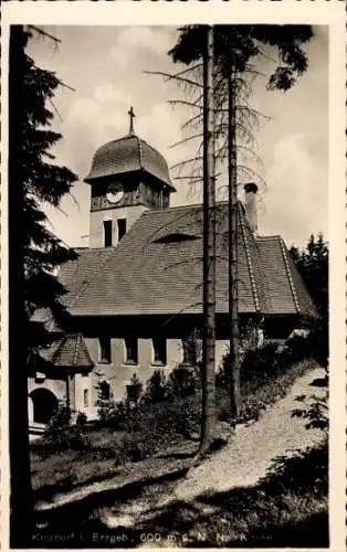 Ak Kipsdorf Altenberg im Erzgebirge, Kirche mit Uhrturm, Bäume im Vordergrund, ländliche Szene