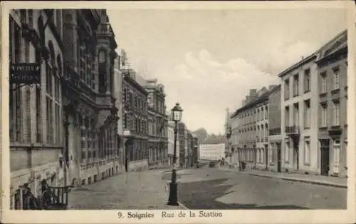 Ak Soignies Wallonien Hennegau, Straße, Häuser, Laterne, ruhige Stadtansicht