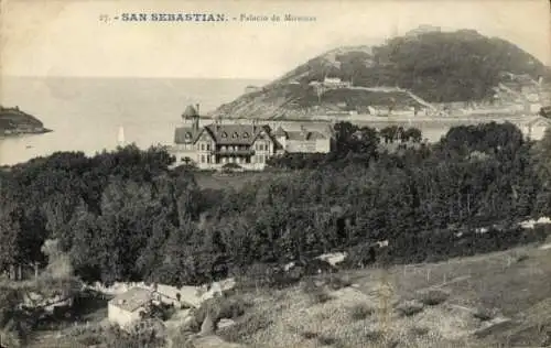 Ak Donostia San Sebastian Baskenland, Palacio de Miramar, Küstenansicht, hügelige Landschaft, ...