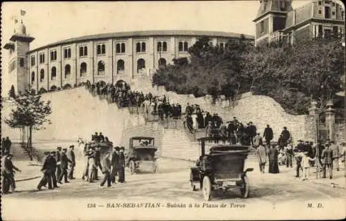 Ak Donostia San Sebastian Baskenland, Platz der Toros, Menschenmenge, Autos, historische Archi...