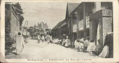 Ak Antananarivo Tananarive Madagaskar, Straße, Gebäude im Hintergrund, Menschen in traditioneller