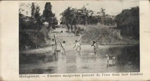 Ak Madagaskar, Femmes malgaches puisant de l'eau dans leur bambou