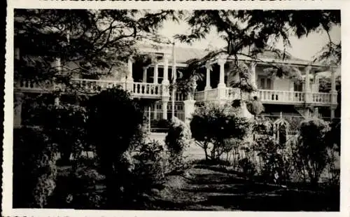 Ak Madagaskar Madagascar, Haus mit Veranda, Garten, Bäume