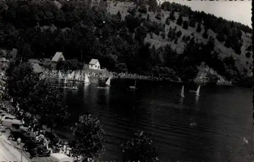 Ak Madagaskar Madagascar, Seesicht mit Segelbooten, Menschen am Ufer, Bäume, Berge