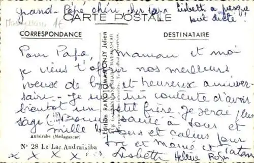 Ak Madagaskar Madagascar, Seesicht mit Segelbooten, Menschen am Ufer, Bäume, Berge