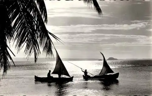 Ak Madagaskar Madagascar, Pirogues à balanciers, Küstenansicht, ruhiges Wasser, zwei Fischer im B