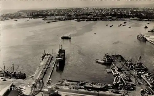 Ak Dakar Senegal, Port in  Schiff im Wasser, Stadtansicht, Schwarz-Weiß-Fotografie