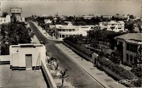 Ak Dakar Senegal, Strasse mit Häusern, Palmen, und einem Aussichtsturm, Hoangvi