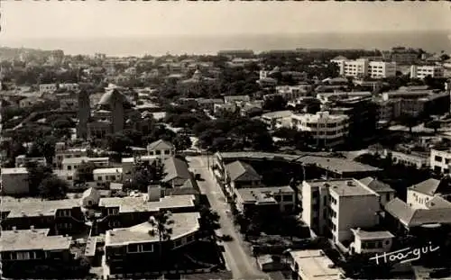 Ak Dakar Senegal, Luftaufnahme von Dakar, Wohnhäuser, grüne Bäume, Küstenansicht, Stadtviertel