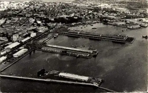 Ak Dakar Senegal, Luftaufnahme des Hafens, Stadtansicht, Schiffe im Wasser