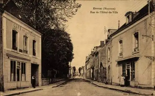 Ak Évron Mayenne, CAVE PLACE, Rue de l'Hôtel-de-Ville, Gebäudeansicht, Schwarz-Weiß-Bild