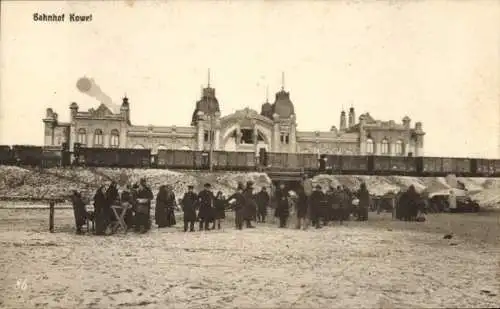 Ak Kowel Ukraine, Bahnhof   , Schnee, Personen in r Kleidung, Züge