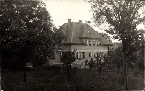 Foto Ak Gnaschwitz Doberschau in der Oberlausitz, Wohnhaus, Bäume, Garten