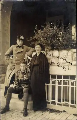 Foto Ak Junge Frau mit Soldaten, Uniform, Stempel k.k. Maschinengewehr-Ausbildungskommando