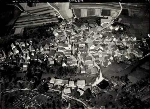 Ak Humprechtshausen Riedbach in Unterfranken, Das Bild zeigt eine Luftaufnahme des Ortes Humpr...