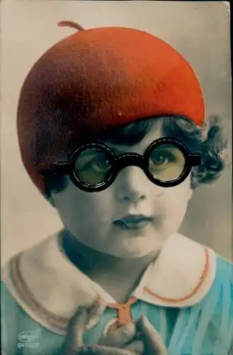 Ak Kind mit Brille und roter Mütze