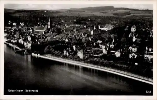 Ak Überlingen am Bodensee, Fliegeraufnahme vom Ort