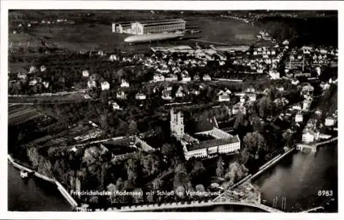 Ak Friedrichshafen am Bodensee, Blick auf den Ort, Schloss, Luftschiff Graf Zeppelin, LZ 127