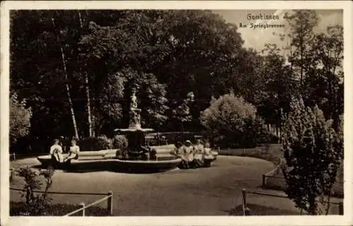 Ak Gussew Gumbinnen Ostpreußen, Am Springbrunnen