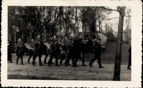 Foto Ak Karlovy Vary Karlsbad Stadt, Menschen in Uniformen, Fest, Blumenkränze