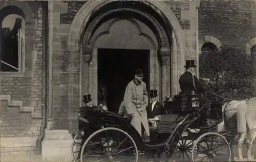 Foto Ak Braunschweig in Niedersachsen, Mann steigt in die Kutsche ein