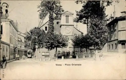 Ak Vevey Kanton Waadt, Platz mit Uhr, Gebäude im Vordergrund, zwei Straßen, Bäume, Menschen