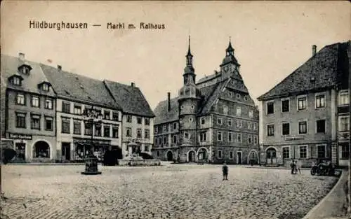 Ak Hildburghausen in Thüringen, Marktplatz mit Rathaus,  Gebäude, Pflastersteine, Stadtbrunnen