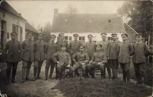 Foto Ak Deutsche Soldaten in Uniform, Gruppenbild
