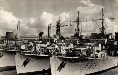 CPA Brest Finistère, Bateaux de Guerre dans l'Arsena