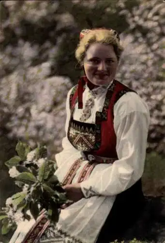 Ak Norwegen, Hardangerbunad, junge Frau in norwegischer Tracht