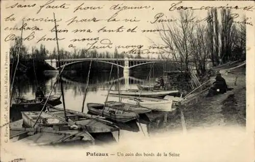 Ak Puteaux Hauts de Seine, Ufer der Seine mit einer Brücke, Booten und Bäumen.