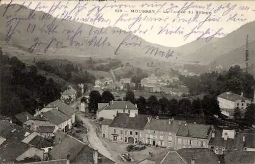 Ak Moussey Aube,  Zentrum des Dorfes, Berglandschaft, Postkarte, alte Architektur