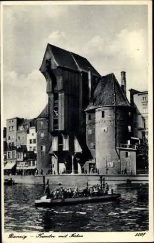 Ak Gdańsk Danzig, Kran mit Schiffen, schöne Architektur, Wasseransicht, historische Stadt