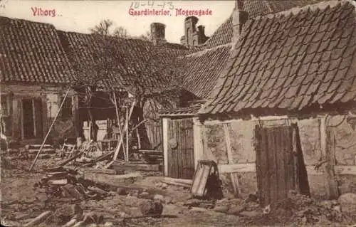 Ak Viborg Dänemark, Alter Schuppen, Backsteinhäuser, verwilderte Umgebung, Gedämpfte Farben