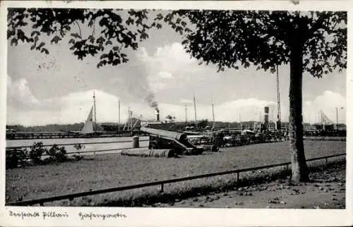 Ak Baltijsk Pillau Ostpreußen, Hafenszene, Boote, Rauch, Bäume, Postkarte von Pillau
