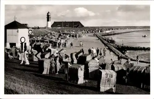 Ak Nordseebad Büsum, Strandansicht, Strandkörbe, Leuchtturm, langweilige Wolken