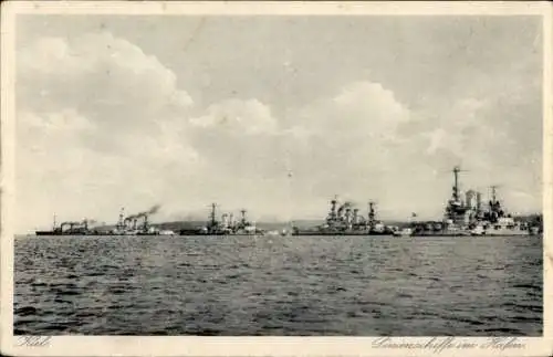Ak Kiel in Schleswig Holstein, Linienschiffe im Hafen