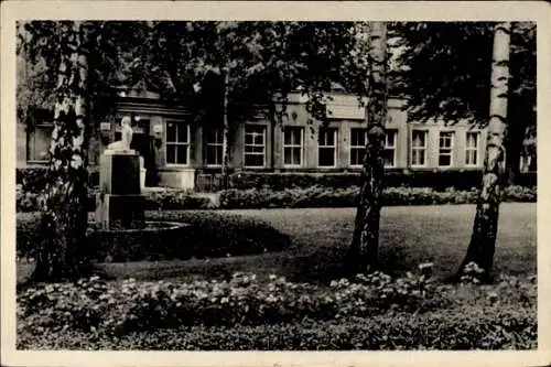 Ak Hansestadt Rostock, Parklandschaft mit Statue, historischen Gebäude, Bäume, Blumenbeete
