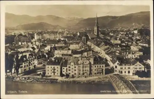 Ak Villach in Kärnten, Luftaufnahme von  Gebäude, Kirche, Berge im Hintergrund, Wasserreihe