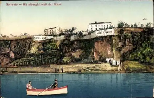 Ak Sorrento Campania, Landschaft mit zwei Menschen im Boot, Hotelgebäude am Hang, Küstenansich...