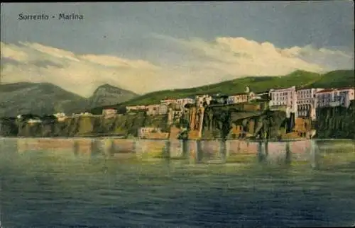 Ak Sorrento Campania, Blick auf Sorrento Marina, Küstenlandschaft, reflektierendes Wasser