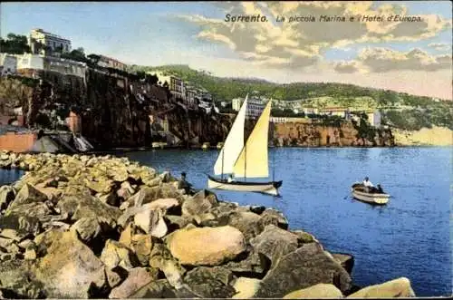 Ak Sorrento Campania, Landschaft mit Hafen, Segelboot, Hotel d'Europa, Felsen