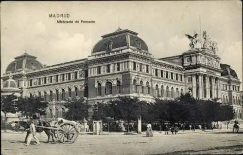 Ak Madrid Spanien, Ministerio de Fomento, historische Architektur, Stadtansicht
